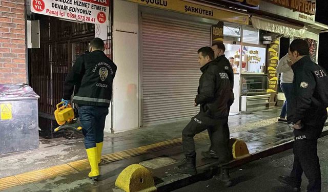 İş merkezindeki metruk daire alevlere teslim oldu, 2 kişi can havliyle dışarıya çıktı