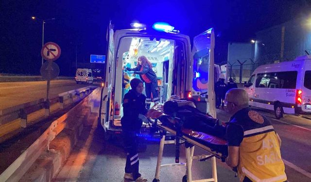 İşçi servisi yol ayrımındaki bariyere çarptı: 5 yaralı