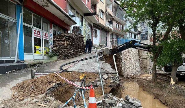 İstinat duvarı ikinci kez çöktü: 5 katlı bina boşaltıldı