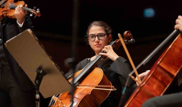 İtalya’da klasik müzik konserlerinde türkü söyleyen kız