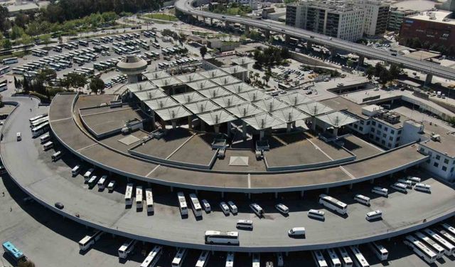 İzmir’de otobüs biletleri tükendi, günde 800’e yakın araç çıkış yapıyor