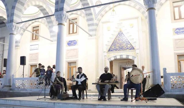 İzmir’de teravih sonrası tasavvuf musikisi keyfi