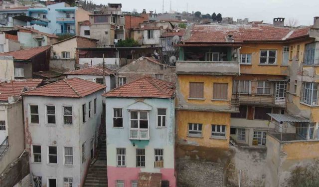 İzmir’in göbeğinde can çekişen bir tarih: Basmane