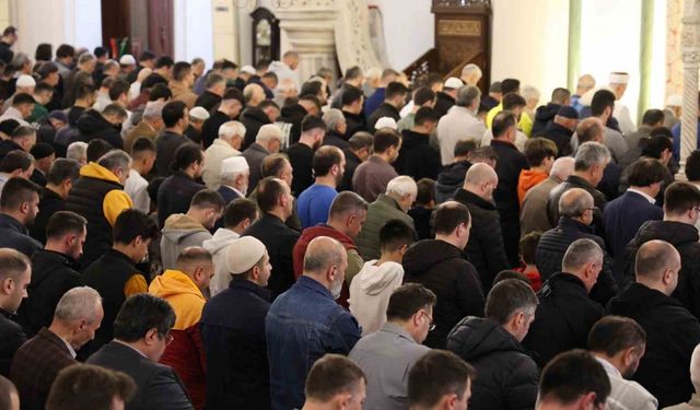 İzmirliler bayram namazında tarihi Hisar Camii’ne akın etti