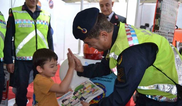 Jandarma, Fethiye Tarım Ve Turizm Fuarı’nda vatandaşları bilgilendirdi