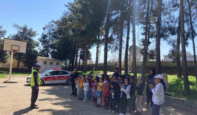 Jandarmadan ilkokul öğrencilerine temel trafik eğitimi