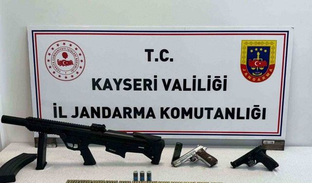 Kaçak silah ticareti yapan şahıs jandarmadan kaçamadı