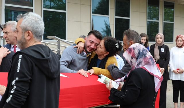 Kaldırımda yürüdüğü esnada otomobilin çarptığı adliye personeline acı tören