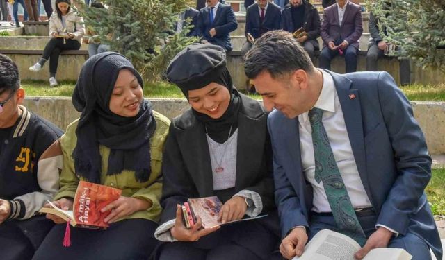 Kampüste kitap okuma etkinliğine öğrencilerden yoğun katılım