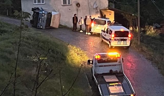 Kamyonet devrildi, kasada bulunan çocuklar yaralandı