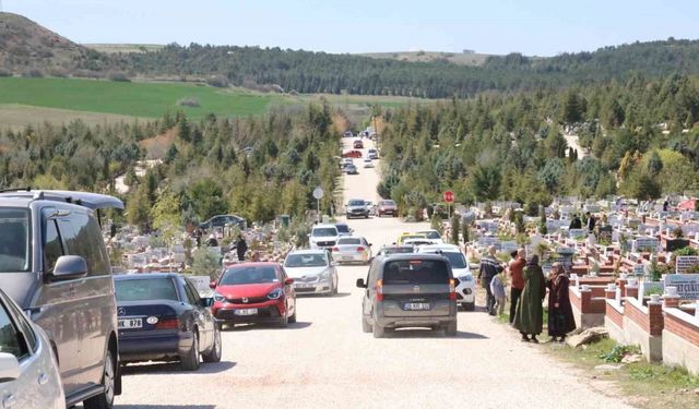 Kaybettikleri yakınlarını bayramda yalnız bırakmadılar