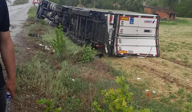 Kayganlaşan yoldan çıkan tır kanala devrildi