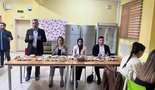 Kaymakam Özpınar, MEM personeli ve öğrenciler iftarda bir araya geldi