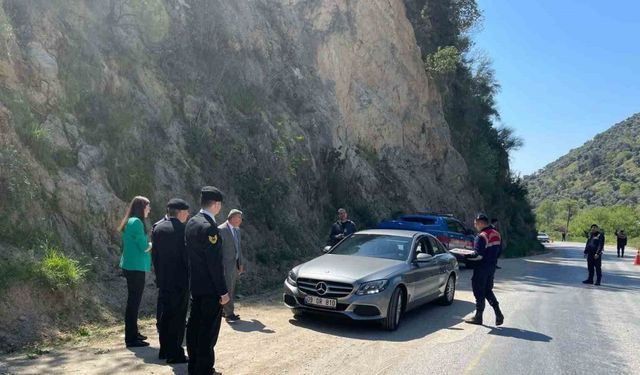 Kaymakam Polat trafik denetimine katılarak vatandaşlarla bayramlaştı