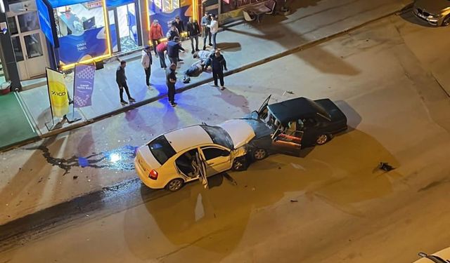 Kayseri’de 3 aracın karıştığı kaza güvenlik kamerasına yansıdı