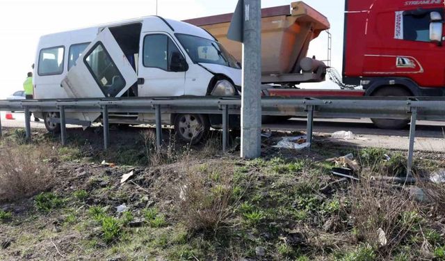 Kayseri’de kamyonet işçi servisine çarptı: 1’i ağır 10 yaralı