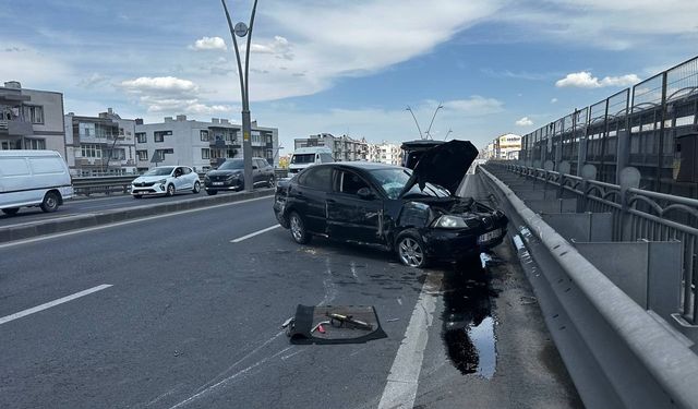 Kayseri’de otomobil aydınlatma direğine çarptı: 1’i ağır 2 yaralı