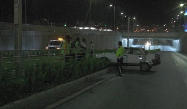 Kayseri’de otomobil tramvay yolunu girdi: 2 yaralı