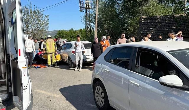 Kazada yola savrulan motosiklettekilere ikinci araç çarptı: 1 ölü, 2 yaralı