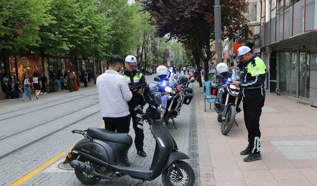 Kentin en işlek 2 bölgesinin trafiğe kapalı alanlarında denetim