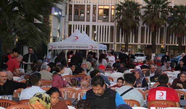 Kızılay Aydın’da iftar yemeği verdi