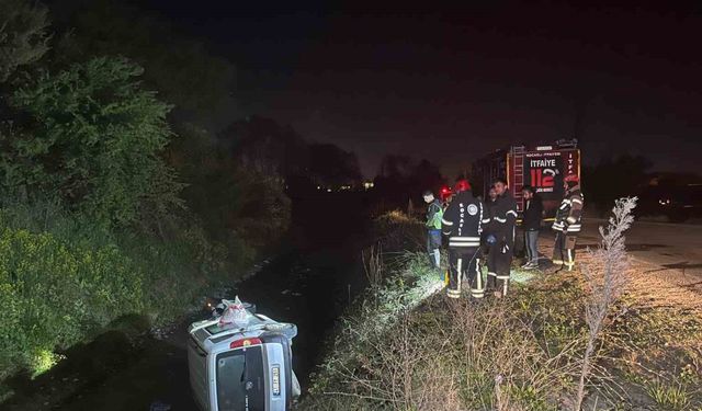 Kocaeli’de hafif ticari araç su kanalına uçtu: 1 yaralı