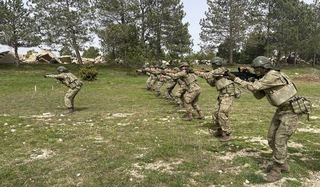 Komandolar dosta güven düşmana korku saldı