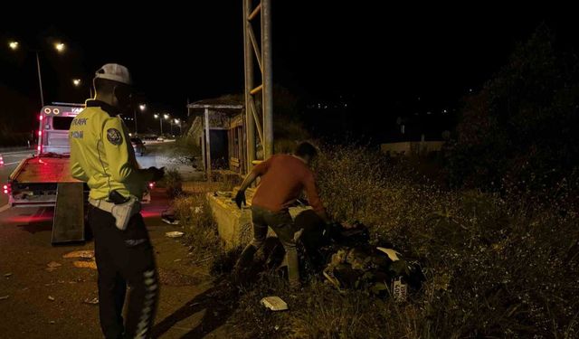 Kontrolden çıkan motosiklet trafik uyarı levhasının beton ayağına çarptı: 1 yaralı