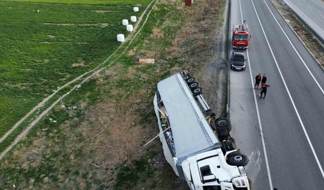 Kontrolden çıkan temizlik malzemesi yüklü tır devrildi