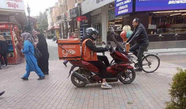 Kuralsız motosiklet ve bisiklet sürücüleri yayaları umursamıyor