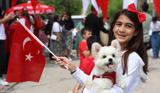 Kurulan 23 Nisan Sokağında çocuklar şiir okudu, halay çekti