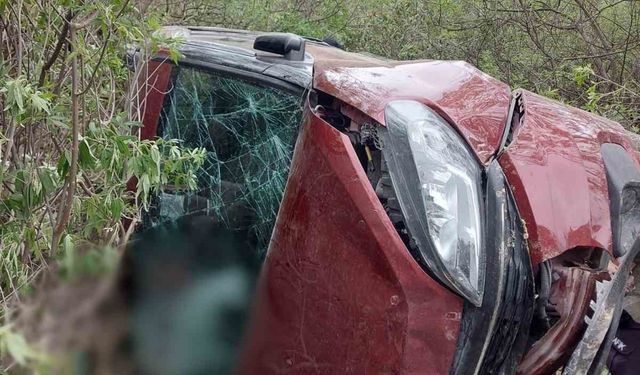 Lastiği patlayan araç takla atıp şarampole devrildi: 1 ölü, biri bebek 2 kişi yaralı