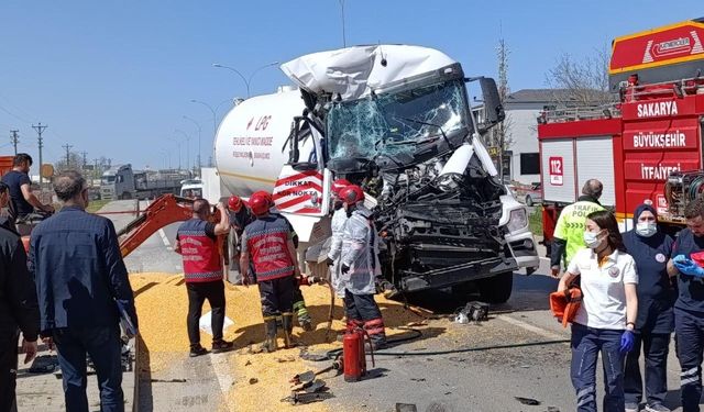 LPG yüklü tanker, tıra çarptı: 1 ölü, 1 ağır yaralı