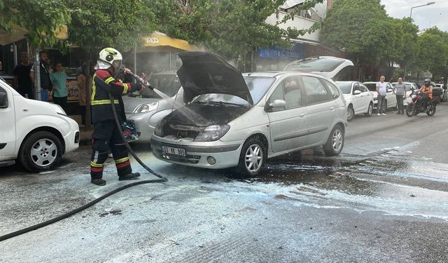 LPG’li otomobil alev aldı, itfaiyenin zamanında müdahalesi faciayı önledi