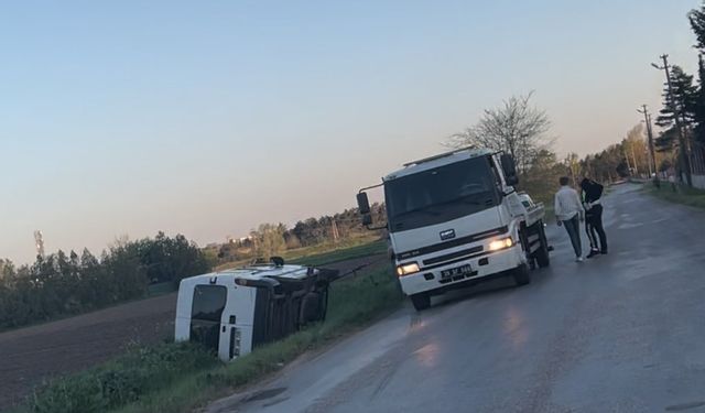 Lüleburgaz’da minibüs yol kenarına devrildi