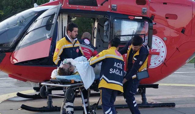 Mangal yakmak isterken benzinin parlaması sonucu yandılar: Yardıma ambulans helikopter yetişti