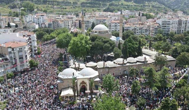 Manisa’da on binlerce el şifaya uzandı