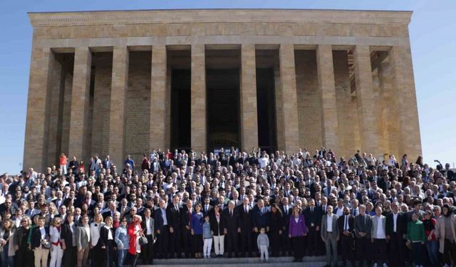 Mansur Yavaş ile 16 ilçe belediye başkanı Anıtkabir’i ziyaret etti