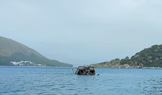 Marmaris’te açıkta demirleyen gezi teknesi battı