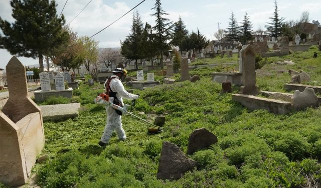 Melikgazi’de mezarlıklar bayrama hazır