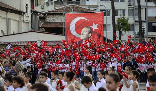 Mersin’de ’1923 öğrenci 23 Nisan’ konseri verdi