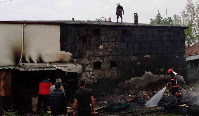 Meyve kasaları tutuştu, baraka kül oldu