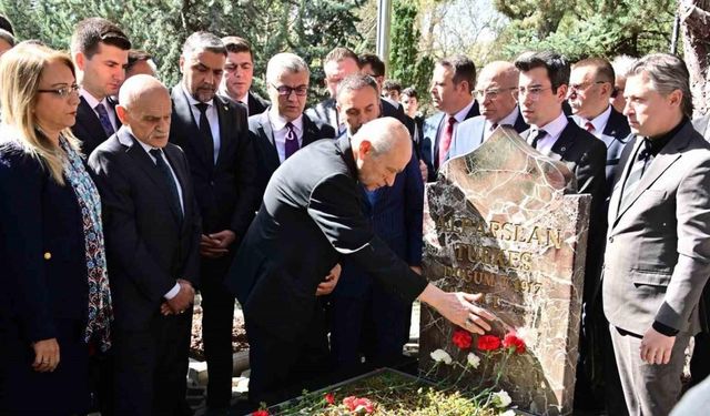 MHP Genel Başkanı Bahçeli, Alparslan Türkeş’in kabrini ziyaret etti