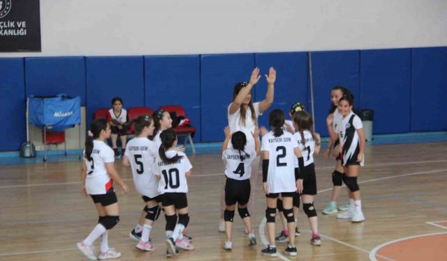 Mini Voleybol Şenliği başladı