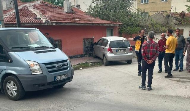 Minibüsle çarpışan otomobil evin duvarına çarparak durabildi