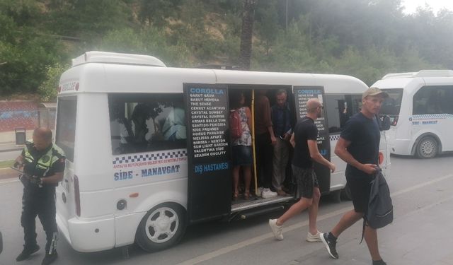 Minibüsteki turist sayısı görenlere pes dedirtti