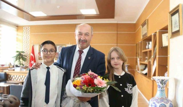 Minik öğrenciler Eymen ve Elisa Kütahya Milli Eğitim Müdürlüğünü devraldı