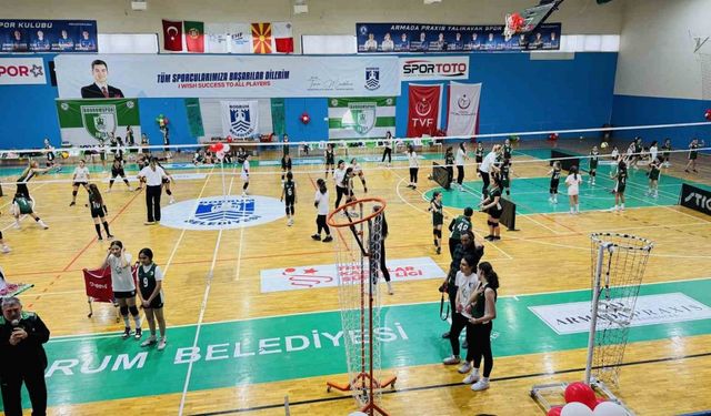 Minik sporcular, voleybol şenliğinde buluştu