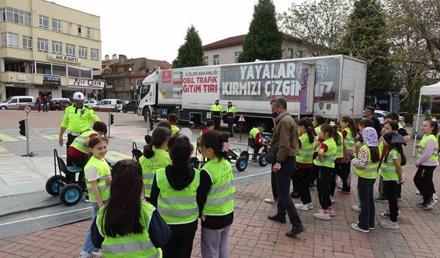 Mobil Trafik Eğitim Tır’ı ile çocuklar bilgi edindi