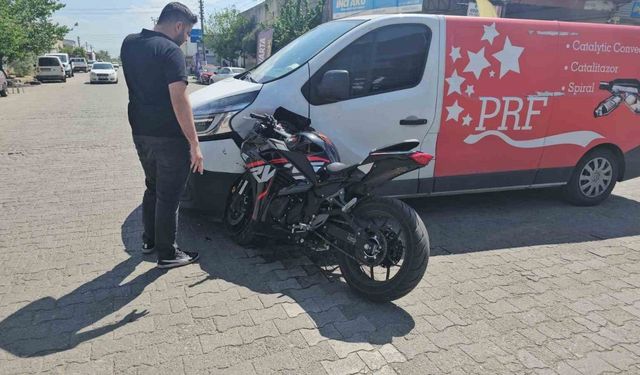 Motosiklet araca ok gibi saplandı